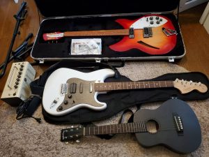 Rickenbacker330　Squier by FENDER Affinity STRATOCATER　YAMAHA THR5　ギターアンプ